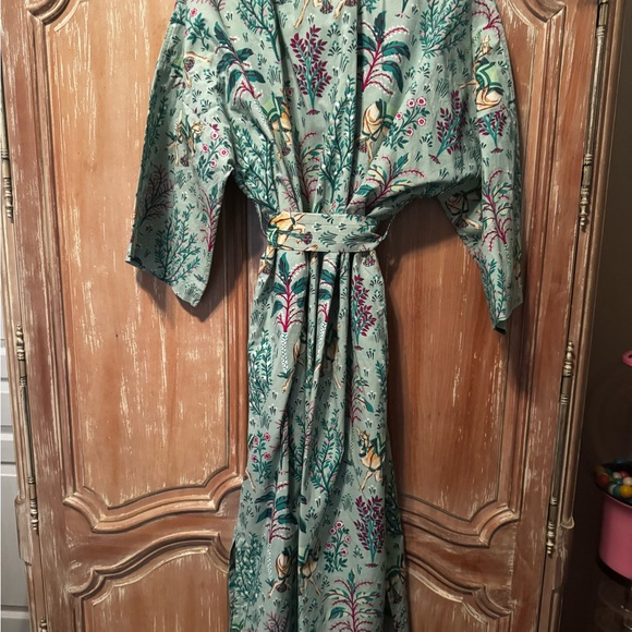 Printfresh long robe in Camel’s Courtyard print - Picture 3 of 5